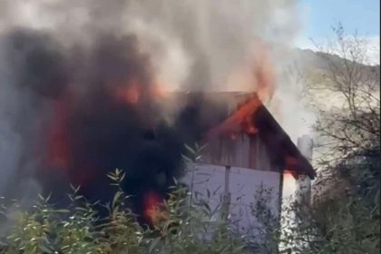 Incendiu devastator in Hamba flacarile ameninta casele
