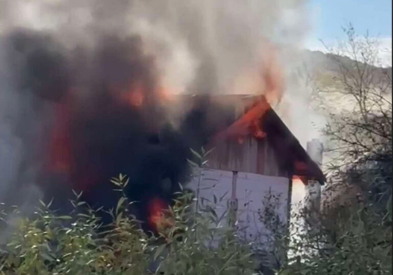 Incendiu devastator in Hamba flacarile ameninta casele