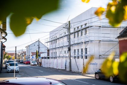 Lucrarile la Scoala 8 aproape de finalizare panouri fotovoltaice incalzire in pardoseala si clase moderne