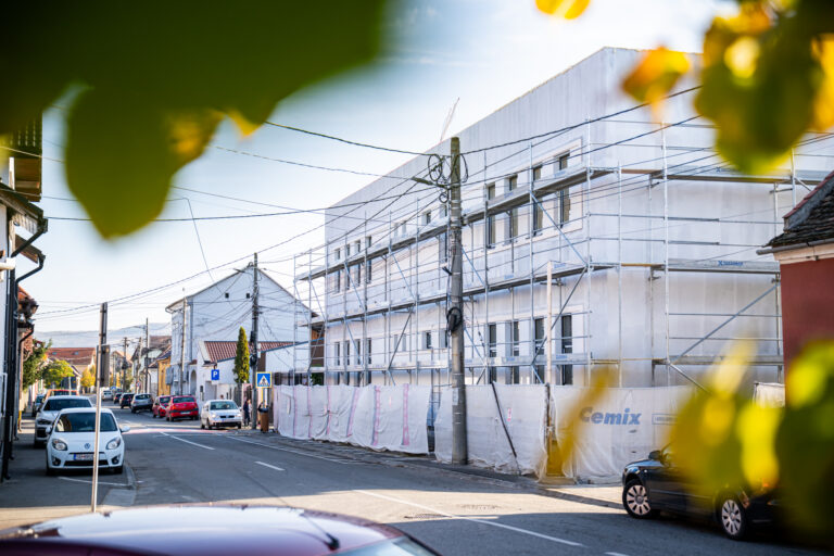 Lucrarile la Scoala 8 aproape de finalizare panouri fotovoltaice incalzire in pardoseala si clase moderne