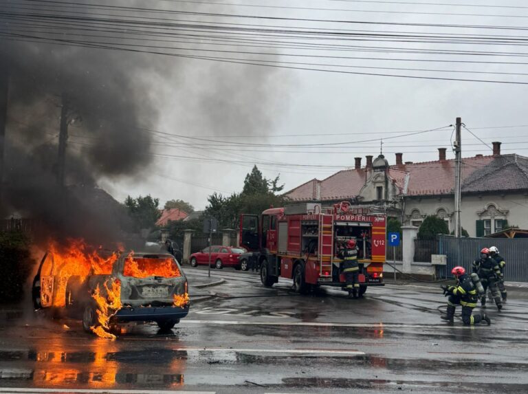 Masina in flacari la o intersectie din Terezian