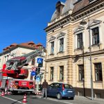 Pericol in centrul Sibiului tencuiala cade de pe Prefectura
