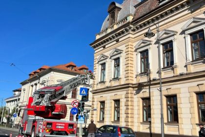 Pericol in centrul Sibiului tencuiala cade de pe Prefectura