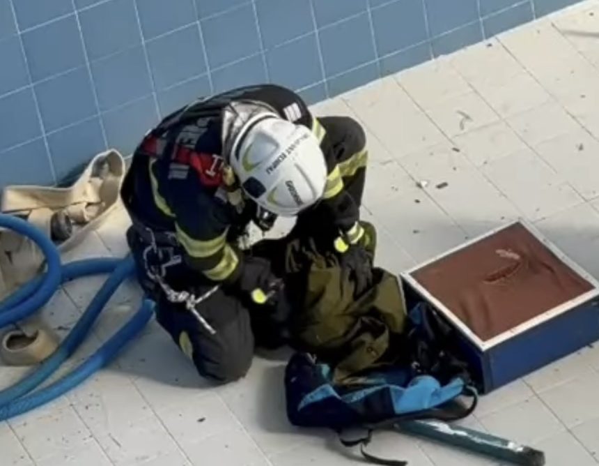 Pompierii sibieni salveaza o pisica din bazin