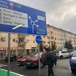 Primaria a inlocuit indicatorul rutier de pe pista de biciclete