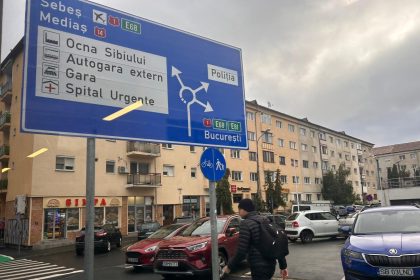 Primaria a inlocuit indicatorul rutier de pe pista de biciclete