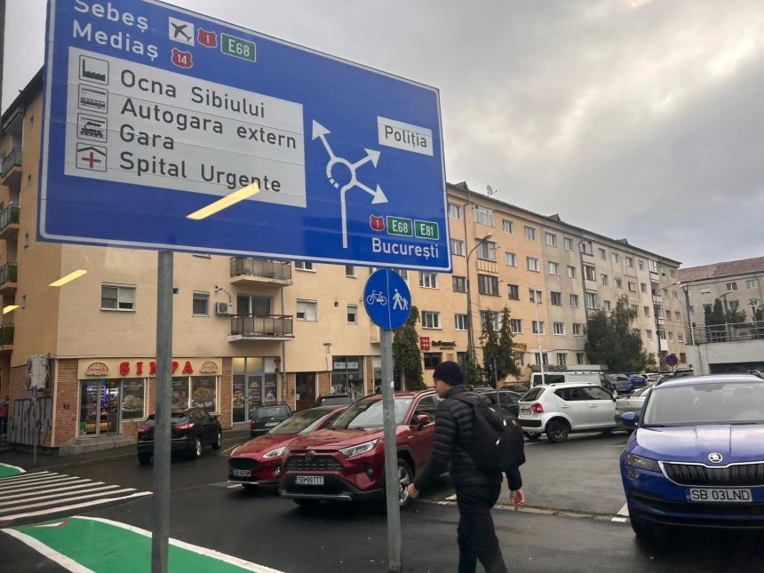 Primaria a inlocuit indicatorul rutier de pe pista de biciclete