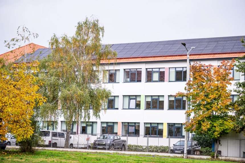 Primaria monteaza parchet nou si covor fonoabsorbant la Liceul Ghibu