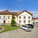 Scene violente la Poiana Sibiului un barbat a spart geamurile Primariei cu pietre