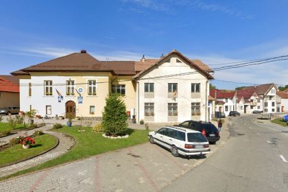 Scene violente la Poiana Sibiului un barbat a spart geamurile Primariei cu pietre