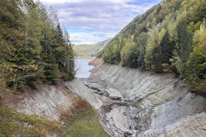 Schimbare spectaculoasa a peisajului Lacului Vidraru