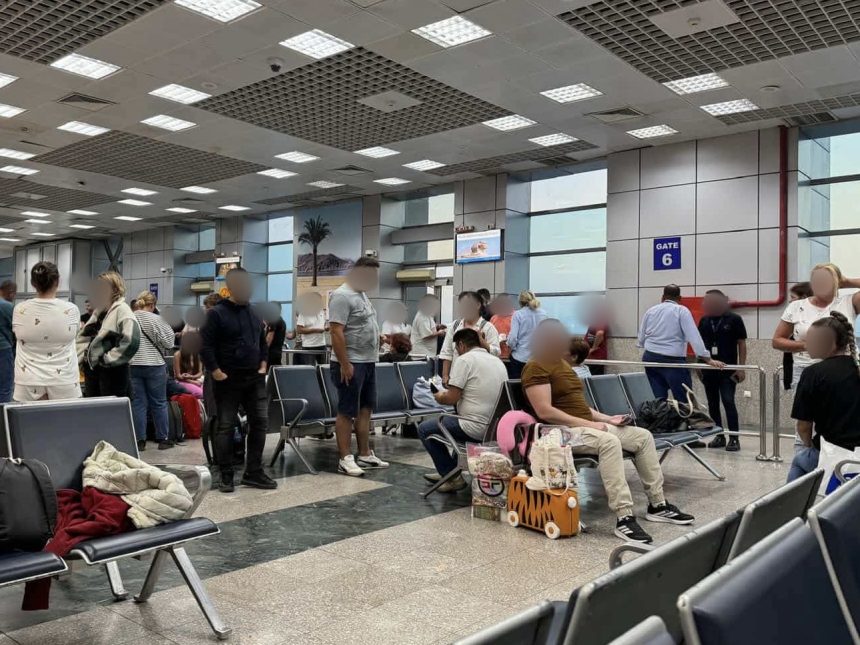Sibienii blocati 13 ore pe aeroportul din Hurghada au ajuns acasa