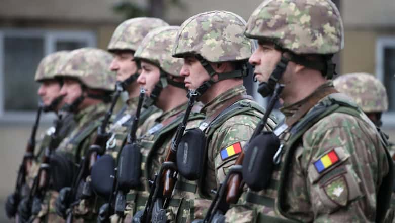 Tinerii romani chemai la instructie militara voluntara