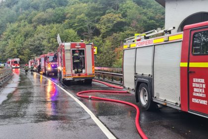 Trafic blocat pe Valea Oltului din cauza unui incendiu la manastirea Cozia Veche