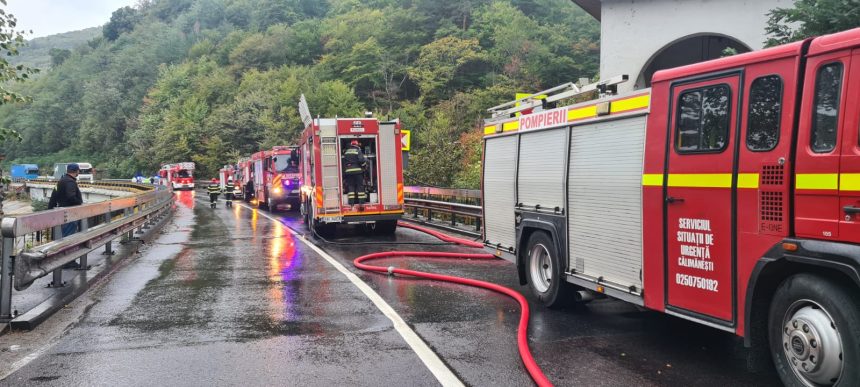 Trafic blocat pe Valea Oltului din cauza unui incendiu la manastirea Cozia Veche