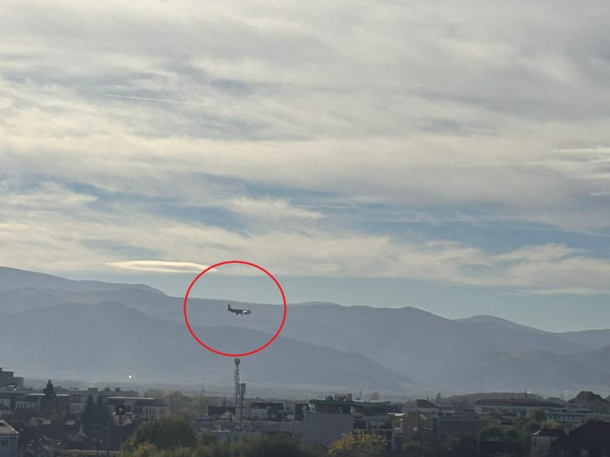 Un avion survoleaza Sibiul timp de ore