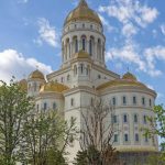 Zeci de mii de pelerni spre Catedrala Mantuirii Neamului