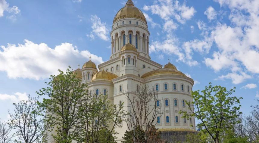 Zeci de mii de pelerni spre Catedrala Mantuirii Neamului