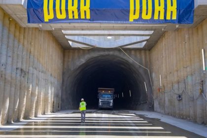 A inceput asfaltarea in tunelul Alina utilaje din Germania