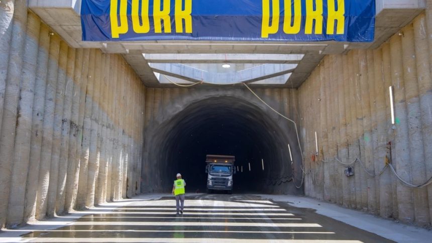 A inceput asfaltarea in tunelul Alina utilaje din Germania