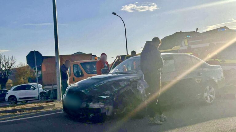 Accident pe DN1 la intersectia Extaz 2 masini implicate