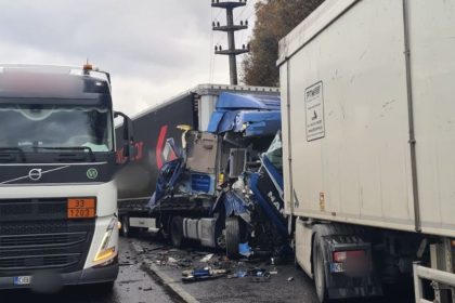 Accident pe Valea Oltului Trei TIR uri tamponate violent foto