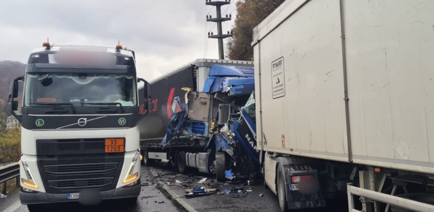 Accident pe Valea Oltului Trei TIR uri tamponate violent foto