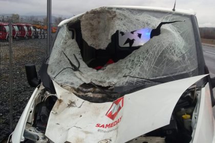 Accident violent la Vestem masina de curierat distrusa