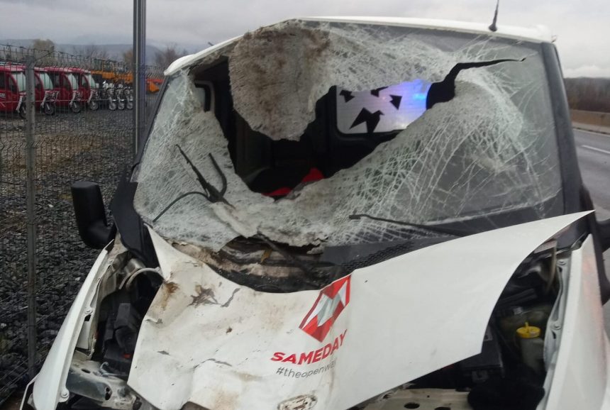Accident violent la Vestem masina de curierat distrusa