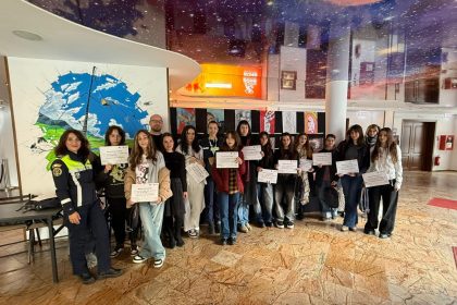 Afise care impresioneaza elevii din Sibiu premiati de Politiei