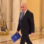 Bolojan impune taieri de 10 din personal