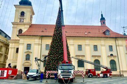Bradul de Cratsun din Sibiu este gata ultimele elemente montate marti dimineata foto video