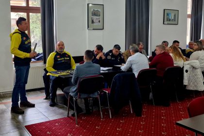 Calatorie impresionanta doi ofiteri din Sibiu aprind lumanari in cimitirele eroilor romani