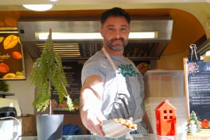 Comerciantul cu toate editile Targului de Craciun din Sibiu