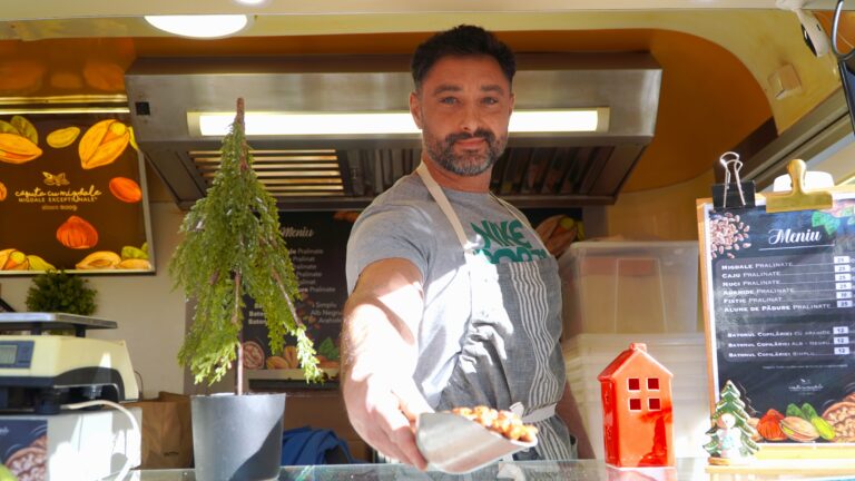 Comerciantul cu toate editile Targului de Craciun din Sibiu