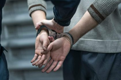 Conflict violent intre doi sateni din Amnas agresor retinut