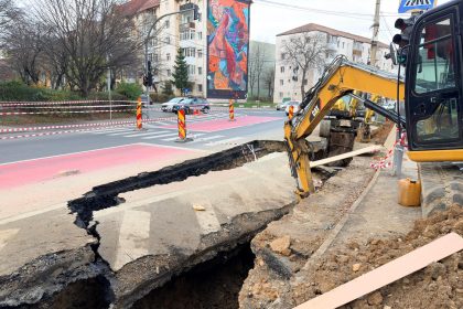Crater pe Strada Rahovei asfaltul rupt pe zeci de metri