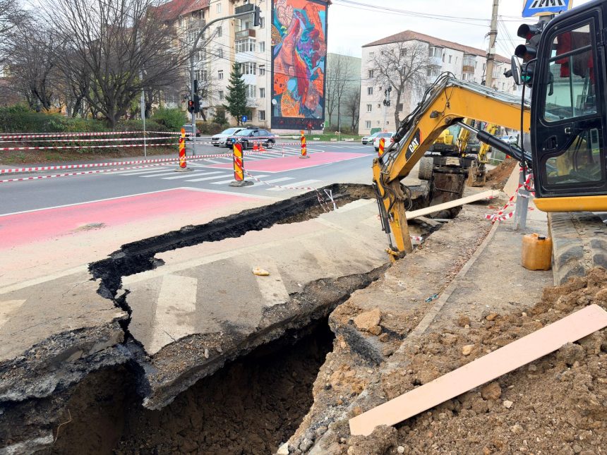 Crater pe Strada Rahovei asfaltul rupt pe zeci de metri