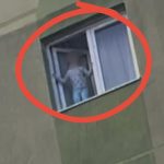 La un pas de tragedie in Sibiu fetita pe pervaz