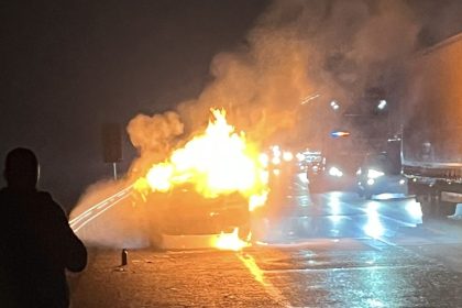 Masina arsa complet pe autostrada A1 langa Sibiu