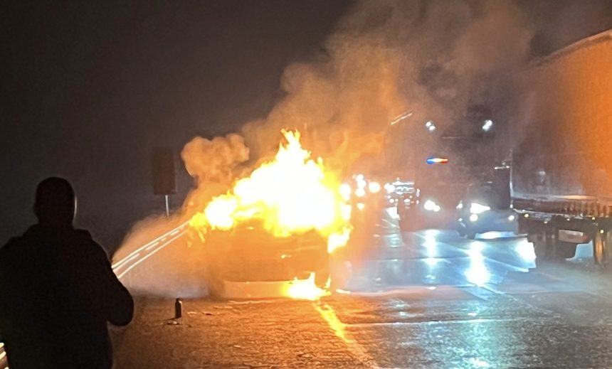 Masina arsa complet pe autostrada A1 langa Sibiu