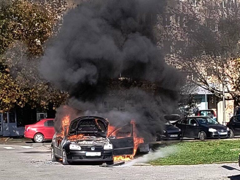 Masina in flacari la gara din Sibiu foto video