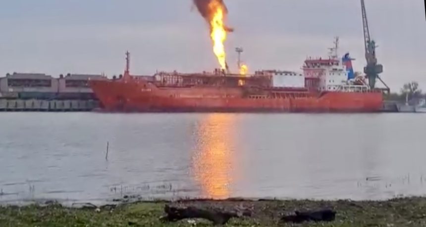 Nava cu GPL lovita de drona pe Dunare evacuare urgenta