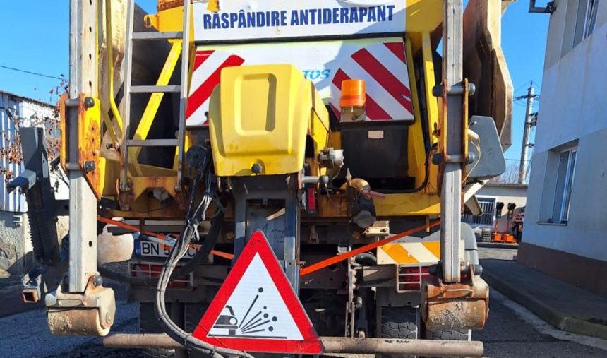 Noapte plina pentru drumari 8 utilaje pe drumuri