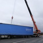 Operatiune dificila de repunere a TIR ului rasturnat la Slimnic