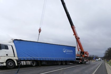 Operatiune dificila de repunere a TIR ului rasturnat la Slimnic