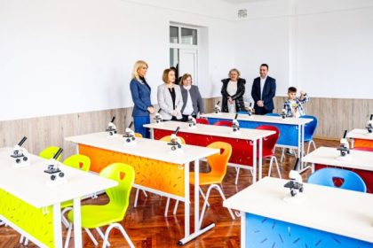 Poveste emoionanta la Talmaciu profesori si parinti sustin un laborator modern