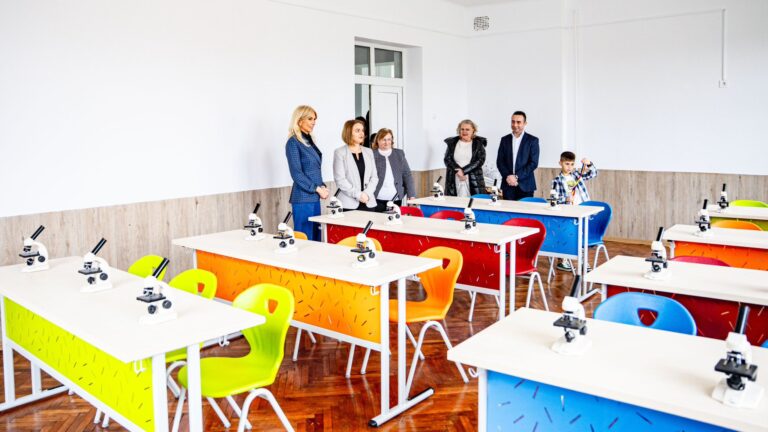 Poveste emoionanta la Talmaciu profesori si parinti sustin un laborator modern