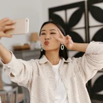 Prima tara cu reguli pentru influenceri diplome necesare pentru sanatate si bani