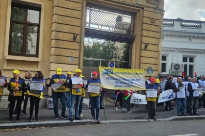 Profesorii vizati de taieri salariale protest in Sibiu